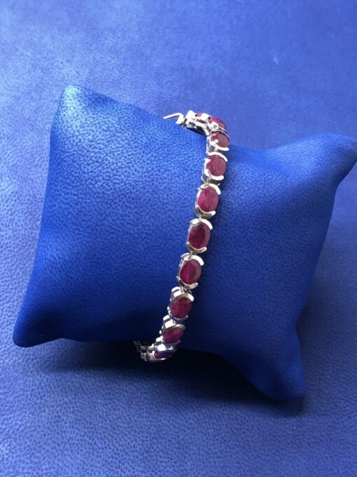 Pulsera con rubí 43 cts montado en oro blanco de ley 18kts