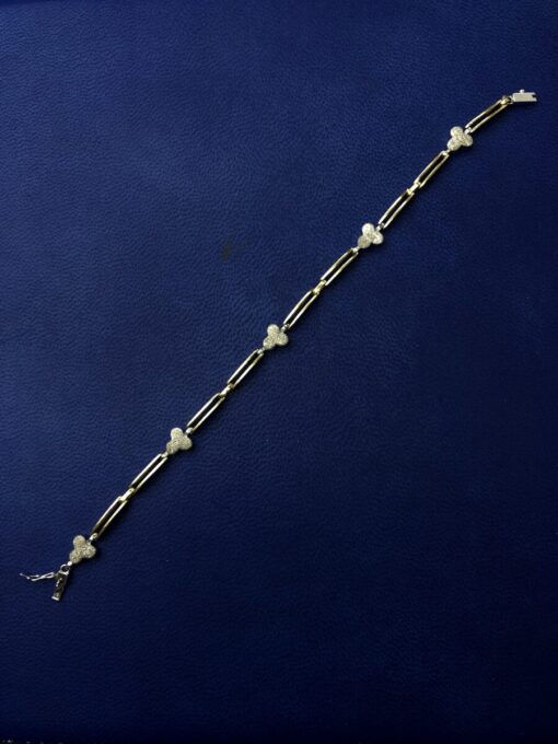 Pulsera con cinco  tréboles  montado en  oro bicolor de ley 18kts - Imagen 2