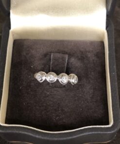Sortija con cuatro brillantes montado en oro blanco de ley 18kts