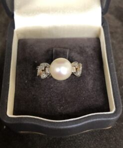 Sortija con perla central con brillantes  montado en oro bicolor  de ley 18 kts