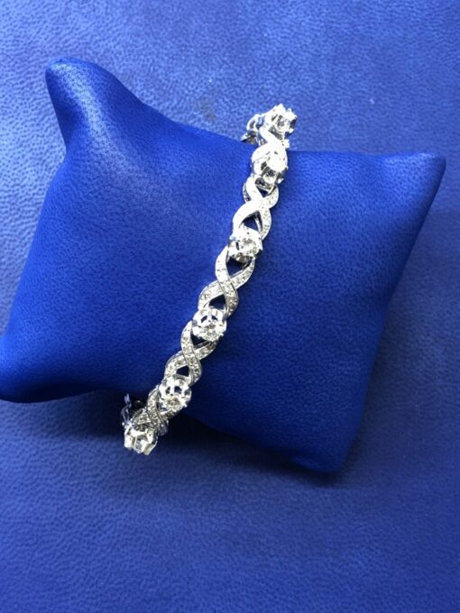 Pulsera forma infinito  con brillantes 6,10cts montado en oro blanco de ley 18kts