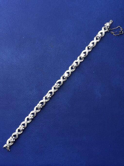 Pulsera forma infinito  con brillantes 6,10cts montado en oro blanco de ley 18kts - Imagen 2