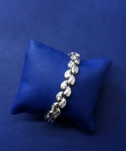 Pulsera con forma hoja con brillantes 3,85cts talla  baguette montado en oro blanco de ley 18kts