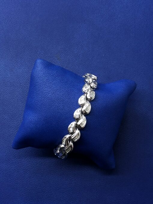 Pulsera con forma hoja con brillantes 3,85cts talla  baguette montado en oro blanco de ley 18kts