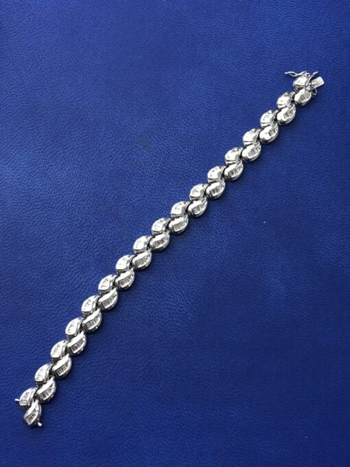 Pulsera con forma hoja con brillantes 3,85cts talla  baguette montado en oro blanco de ley 18kts - Imagen 2