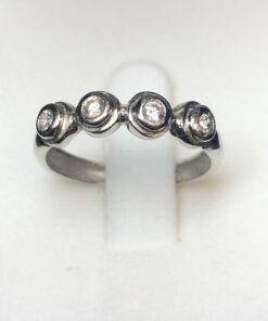 Sortija con cuatro brillantes montados en chatón en oro blanco de ley 18kts