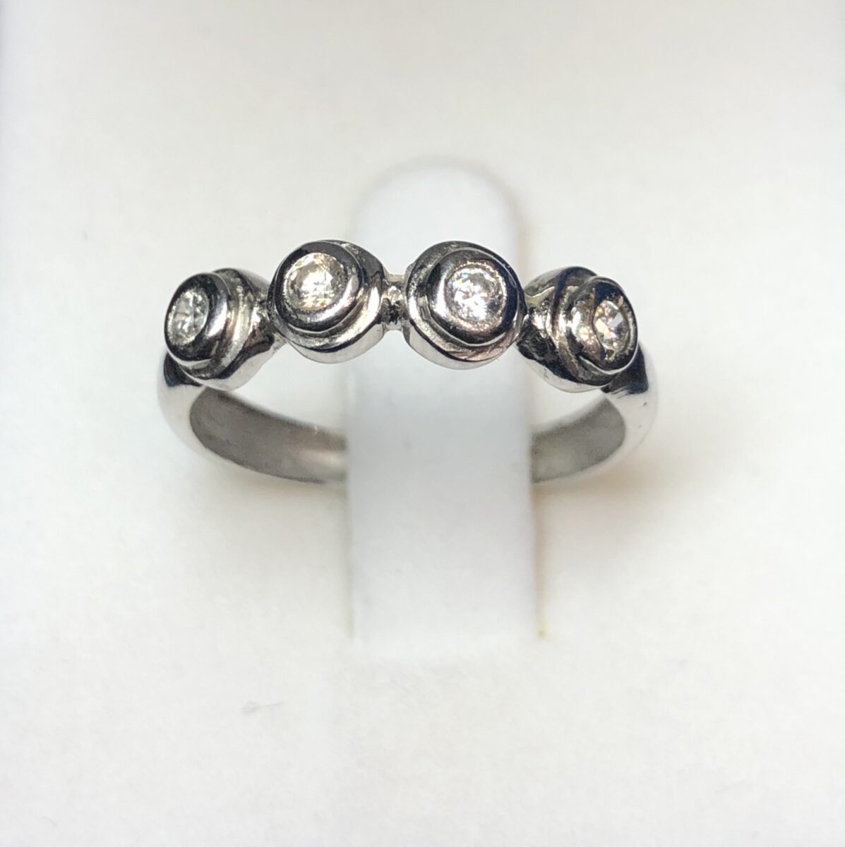 Sortija con cuatro brillantes montados en chatón en oro blanco de ley 18kts