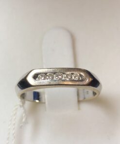 Sortija con cinco  brillantes 0,10cts montado  en oro blanco de ley 18kts