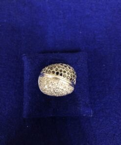 Sortija cuajada de brillantes de color negro con 1,30 cts y blancos 1,50 cts montada en oro blanco de ley 18 kts.