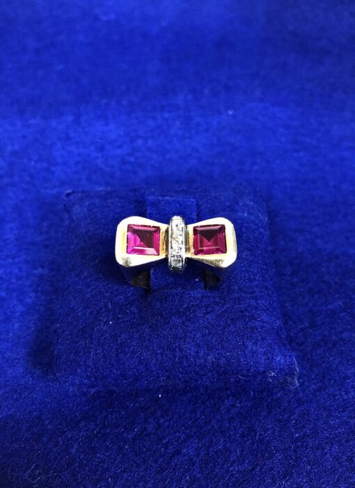 Sortija Chevalier con dos rubies sinteticos y una linea de diamantes de 0,15 cts aproximadamente montado en oro blanco y amarillo de 18 kts.