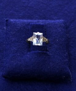 Sortija Art-Decó años 20 con topacio y diamantes en los brazos montada en oro bicolor de 18 Kts