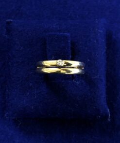 Sortija solitario con brillante central montada en oro amarillo de ley 18 Kts