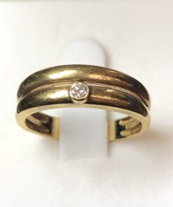 Sortija solitario de dos alianzas unidas con brillante central de 0'06 cts en oro amarillo de ley 18 Kts