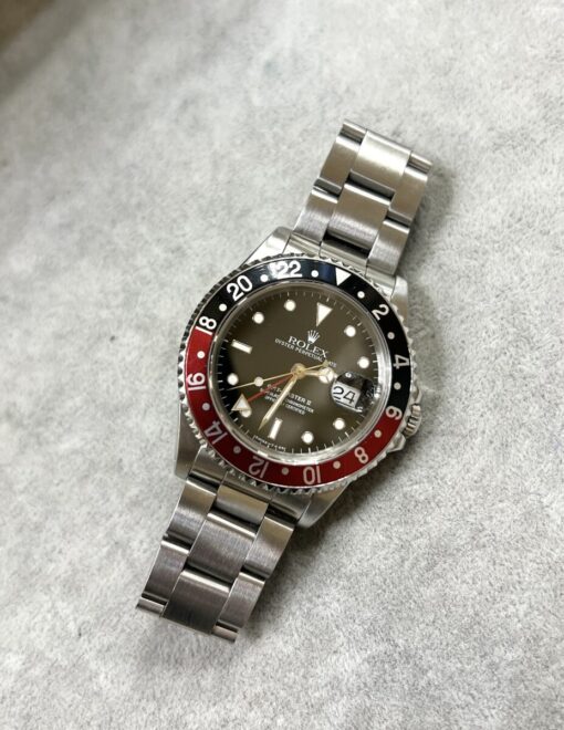 Rolex GMT Master II de acero, brazalete oyster, bisel negro y rojo, esfera negra, fecha, automático, año 1991.