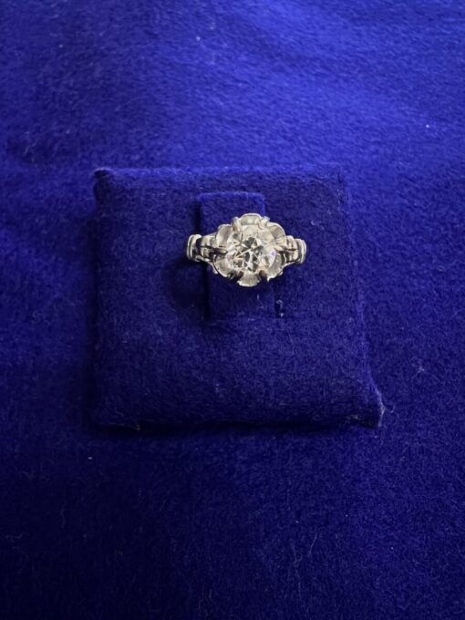 Solitario con brillante 0,85 cts montura de ilusión de 8 garras.
