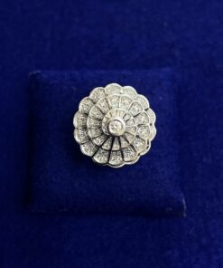 Sortija tipo caracola cuajada de brillantes con un total de 1,50cts. Montada en oro blanco de ley 18kts.
