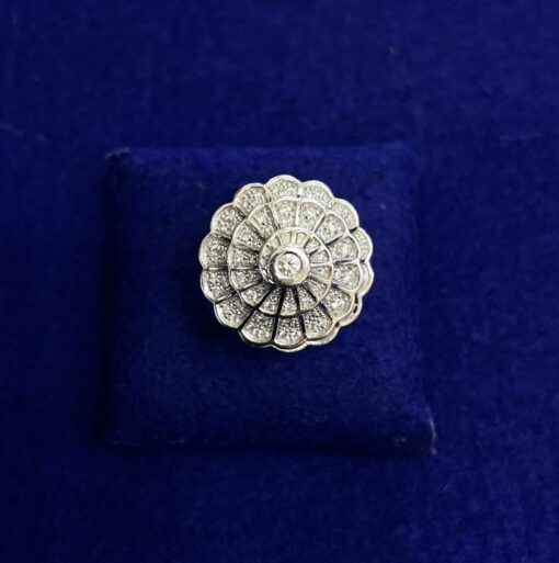Sortija tipo caracola cuajada de brillantes con un total de 1,50cts. Montada en oro blanco de ley 18kts.