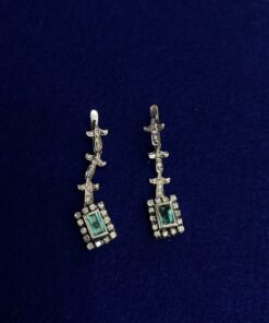 Pendientes largos vintage con brillantes y esmeraldas. Montados en oro blanco de ley 18kts.