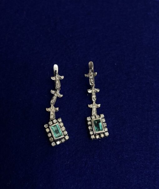 Pendientes largos vintage con brillantes y esmeraldas. Montados en oro blanco de ley 18kts.