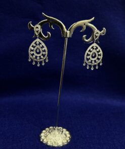 Pendientes largos cuajados de brillantes montados en oro blanco de ley 18kts