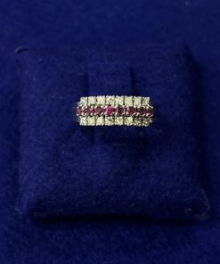 Sortija triple cintillo de rubies y brillantes. Montado en Oro Blanco de Ley 18kts