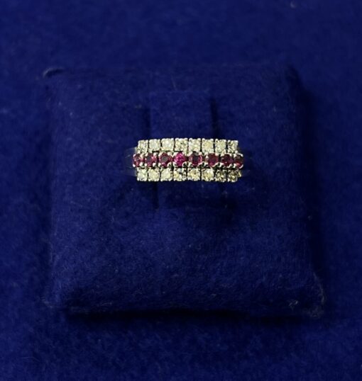 Sortija triple cintillo de rubies y brillantes. Montado en Oro Blanco de Ley 18kts