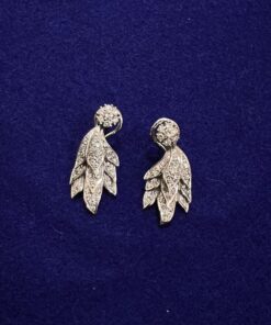 Pendientes Largos con cascada de hojas y brillantes 1,50cts. Montados en Oro Blanco 18kts.