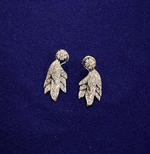 Pendientes Largos con cascada de hojas y brillantes 1,50cts. Montados en Oro Blanco 18kts.