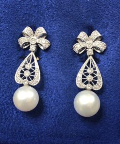 PENDIENTES PERLAS CULTIVADAS CON BELLA MONTURA DE BRILLANTES Y LAZO 0,50CTS EN ORO BLANCO DE LEY 18KTS.