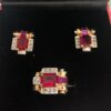 Juego pendientes y sortija Chevalier de Epoca Art-Decó años 20 con diamantes auténticos y piedras rojas sintéticas, montado en oro amarillo de ley 18 kts.