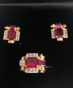Juego pendientes y sortija Chevalier de Epoca Art-Decó años 20 con diamantes auténticos y piedras rojas sintéticas, montado en oro amarillo de ley 18 kts.