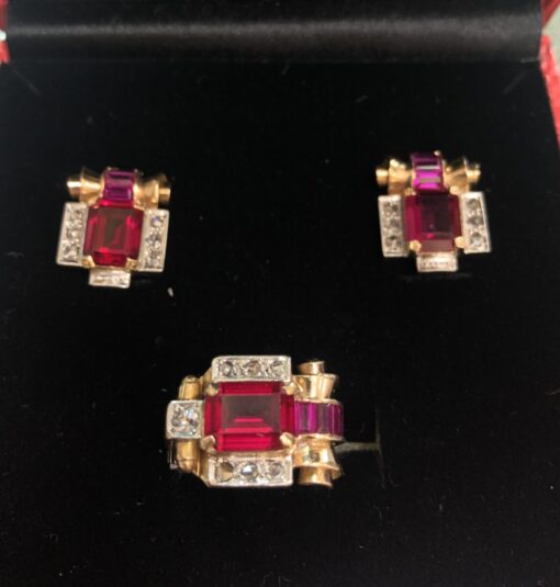 Juego pendientes y sortija Chevalier de Epoca Art-Decó años 20 con diamantes auténticos y piedras rojas sintéticas, montado en oro amarillo de ley 18 kts.
