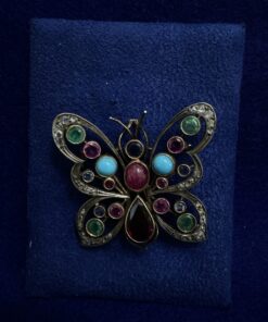 Broche mariposa con piedras finas autenticas de colores: rubí,zafiro, granate, esmeralda y diamantes. Montada en plata y oro de ley 18 kts