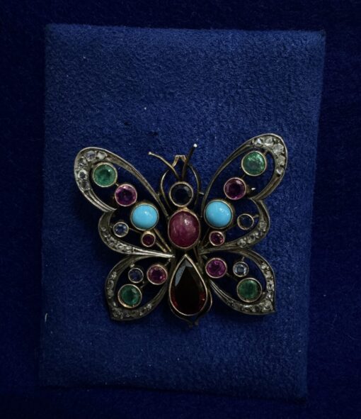 Broche mariposa con piedras finas autenticas de colores: rubí,zafiro, granate, esmeralda y diamantes. Montada en plata y oro de ley 18 kts