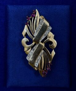 BROCHE ART DECO MONTADO EN ORO AMARILLO DE LEY 18KTS. CON BRILLANTES  0,90CTS Y PIEDRAS ROJAS.