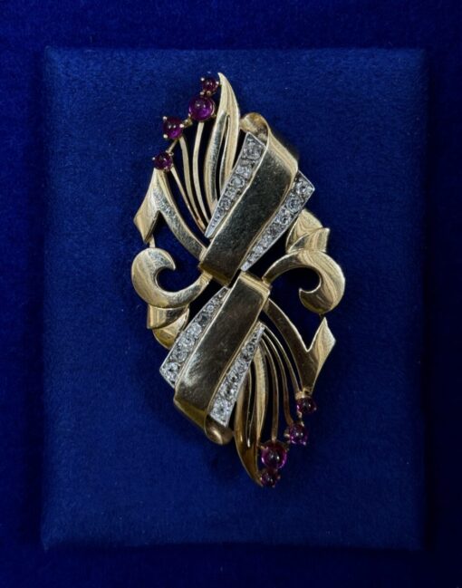 BROCHE ART DECO MONTADO EN ORO AMARILLO DE LEY 18KTS. CON BRILLANTES  0,90CTS Y PIEDRAS ROJAS.