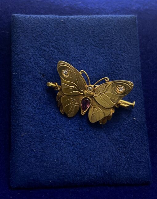 BROCHE DE MARIPOSA CON BRILLANTES Y MONTADO EN ORO AMARILLO 18KTS.