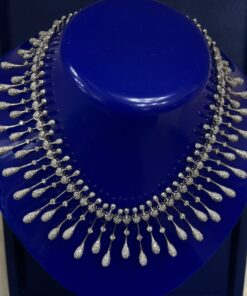 GARGANTILLA CUAJADA DE BRILLANTES CON DETALLES DE CORAZONES Y LAGRIMAS. MONTADA EN ORO DE LEY BLANCO 18KTS.