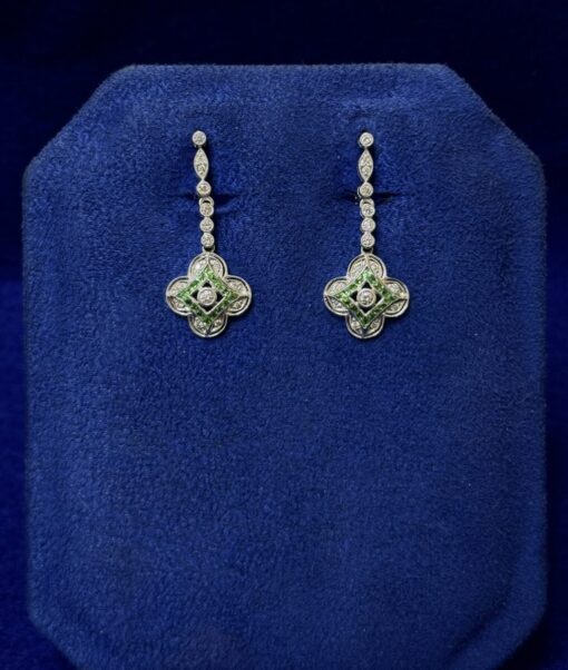 Pendientes largos Art-Deco de brillantes 0,80 cts con forma de trébol montado en oro blanco de ley 18 kts