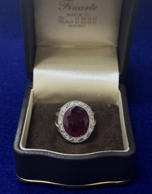 Sortija con rubi central 5,50 cts con orla de brillantes 0,60 cts montada en oro blanco de ley 18 kts