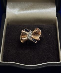 Sortija años 40 con diamantes y zafiros montada en oro rosa de ley 14kts