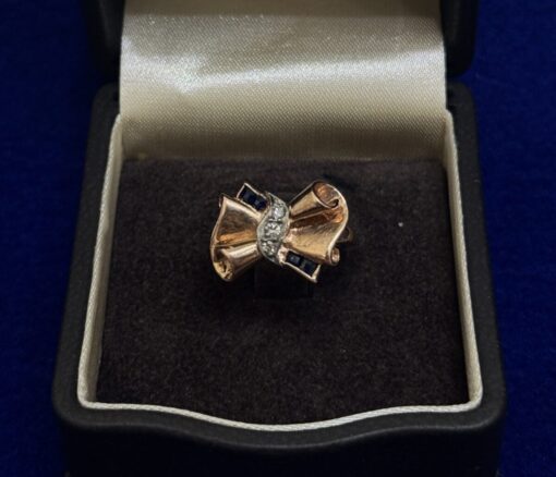 Sortija años 40 con diamantes y zafiros montada en oro rosa de ley 14kts