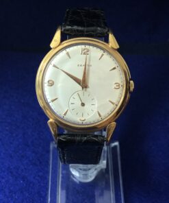 Reloj Zenith de cuerda, con cronógrafo, esfera de 36 mm, en oro de ley 18 kts con pulsera de piel. Año 1958