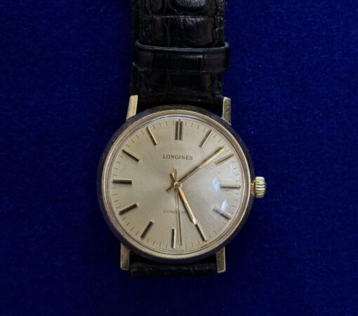 RELOJ LONGINES DE CUERDA. CON PULSERA DE CUERO NEGRO. EN ORO 18KTS.