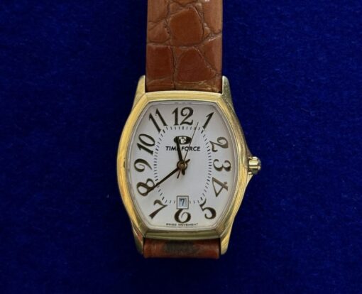 RELOJ TIME FORCE, DE CUARZO, CON PULSERA DE CUERO MARRÓN. EN ORO 18KTS.