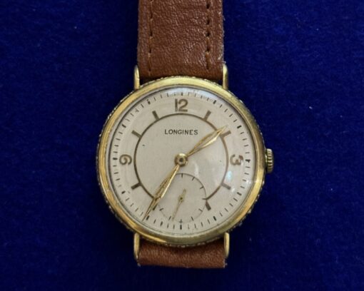 RELOJ VINTAGE LONGINES, DE CUERDA, CON PULSERA DE CUERO MARRÓN. EN ORO 18KTS.