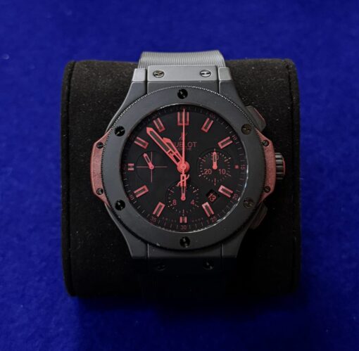 RELOJ HUBLOT BIG BANG EDICION LIMITADA. AUTOMÁTICO CON PULSERA DE CAUCHO TODO NEGRO CON DETALLES EN ROJO Y BISEL CERÁMICO.