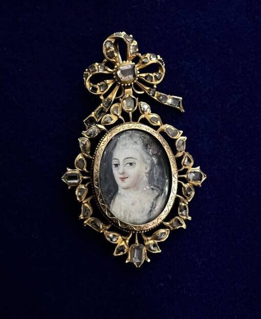 Colgante de Época Isabelina 1860. Con Diamantes, montado en Oro Amarillo de Ley 18kts.