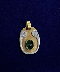 COLGANTE DE CHAPA CON BRILLANTES Y ESMERALDA. MONTADO EN ORO AMARILLO DE LEY 18KTS.