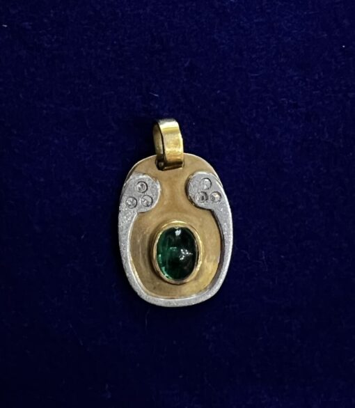 COLGANTE DE CHAPA CON BRILLANTES Y ESMERALDA. MONTADO EN ORO AMARILLO DE LEY 18KTS.